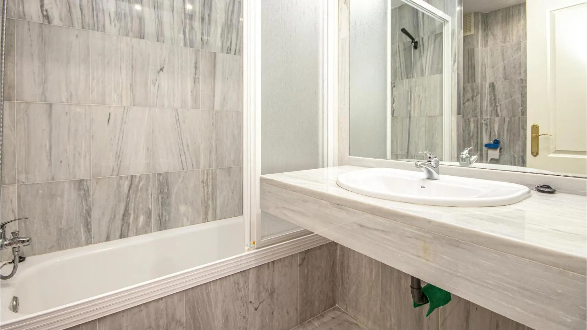 Awesome Apartment In Marbella With Kitchen Spanien
